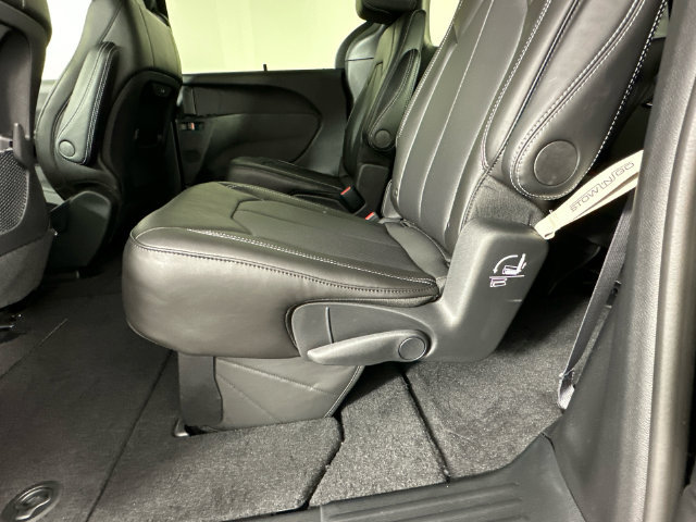 New 2027 Chrysler Pacifica Select FWD image 21
