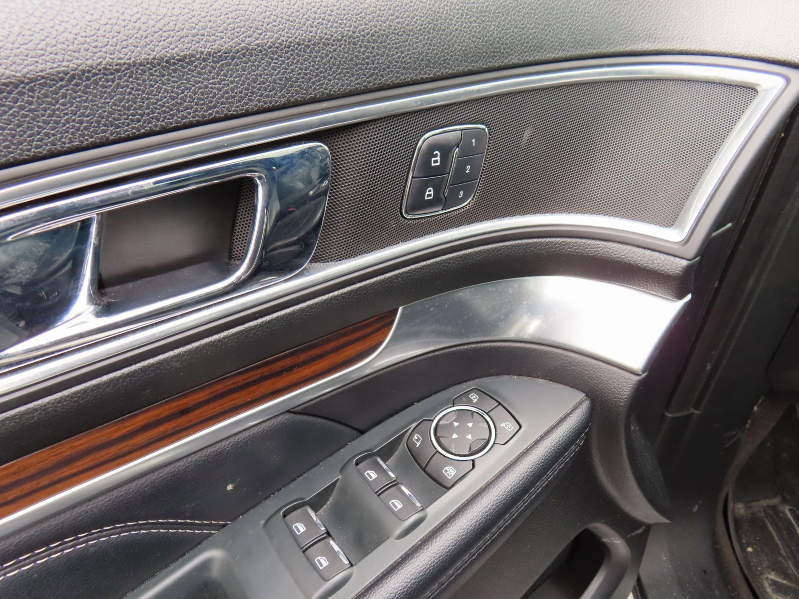 Used 2018 Ford Explorer Limited w/ Equipment Group 301A image 10