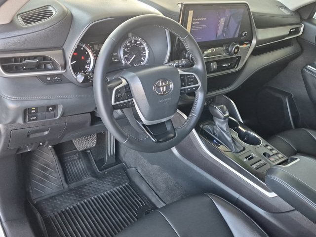 Used 2023 Toyota Highlander XLE AWD/4WD image 17