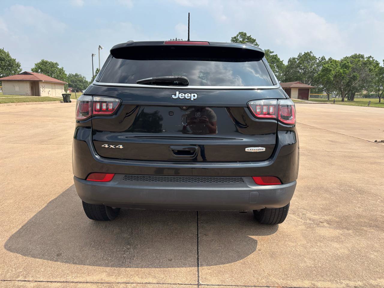 Used 2017 Jeep Compass Latitude w/ Cold Weather Group AWD/4WD image 27