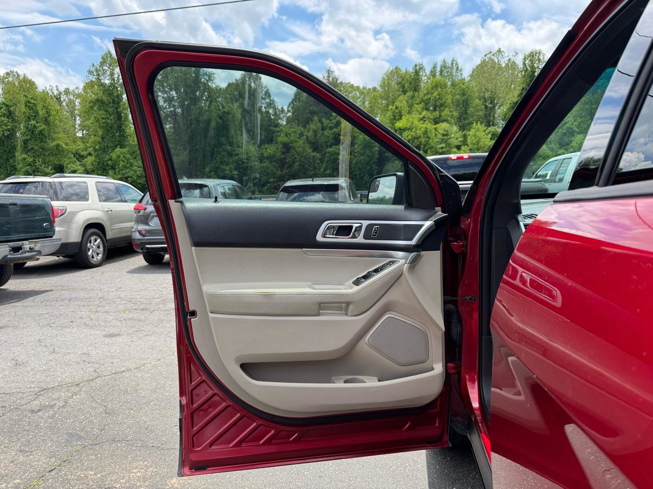 Used 2015 Ford Explorer XLT w/ Equipment Group 202B AWD/4WD image 9