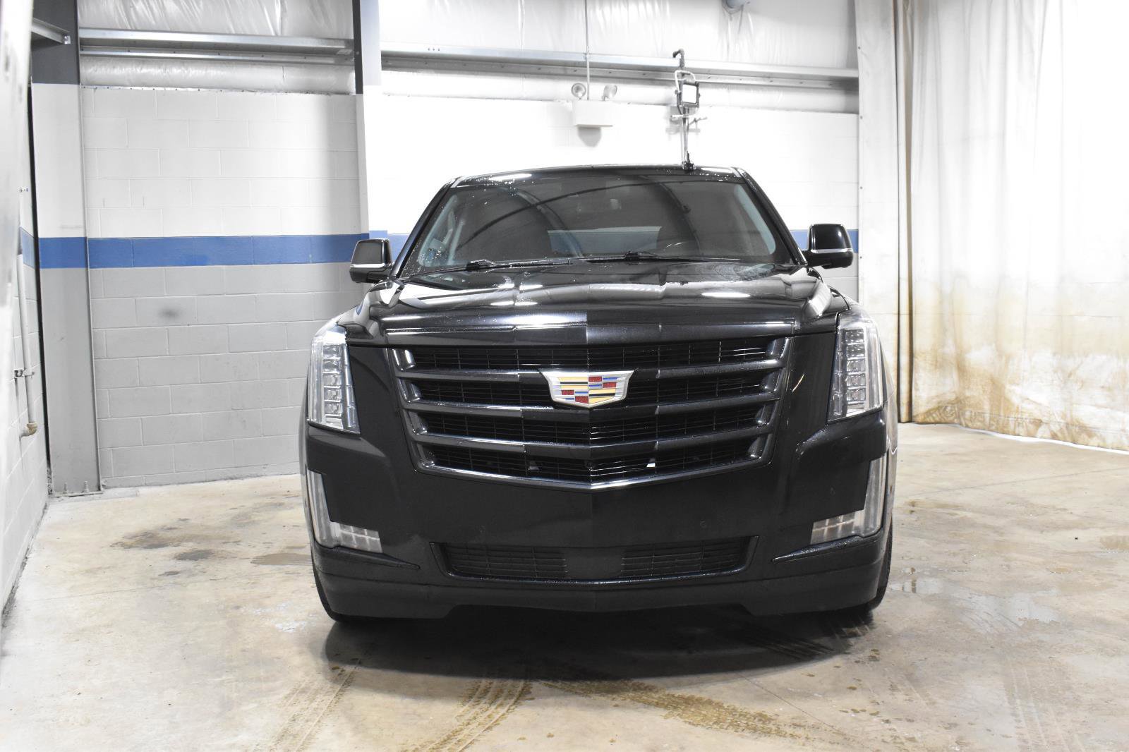 Used 2020 Cadillac Escalade Premium Luxury w/ Escalade Sport Edition AWD/4WD image 32