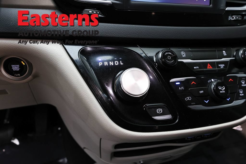 Used 2022 Chrysler Voyager LX FWD image 13