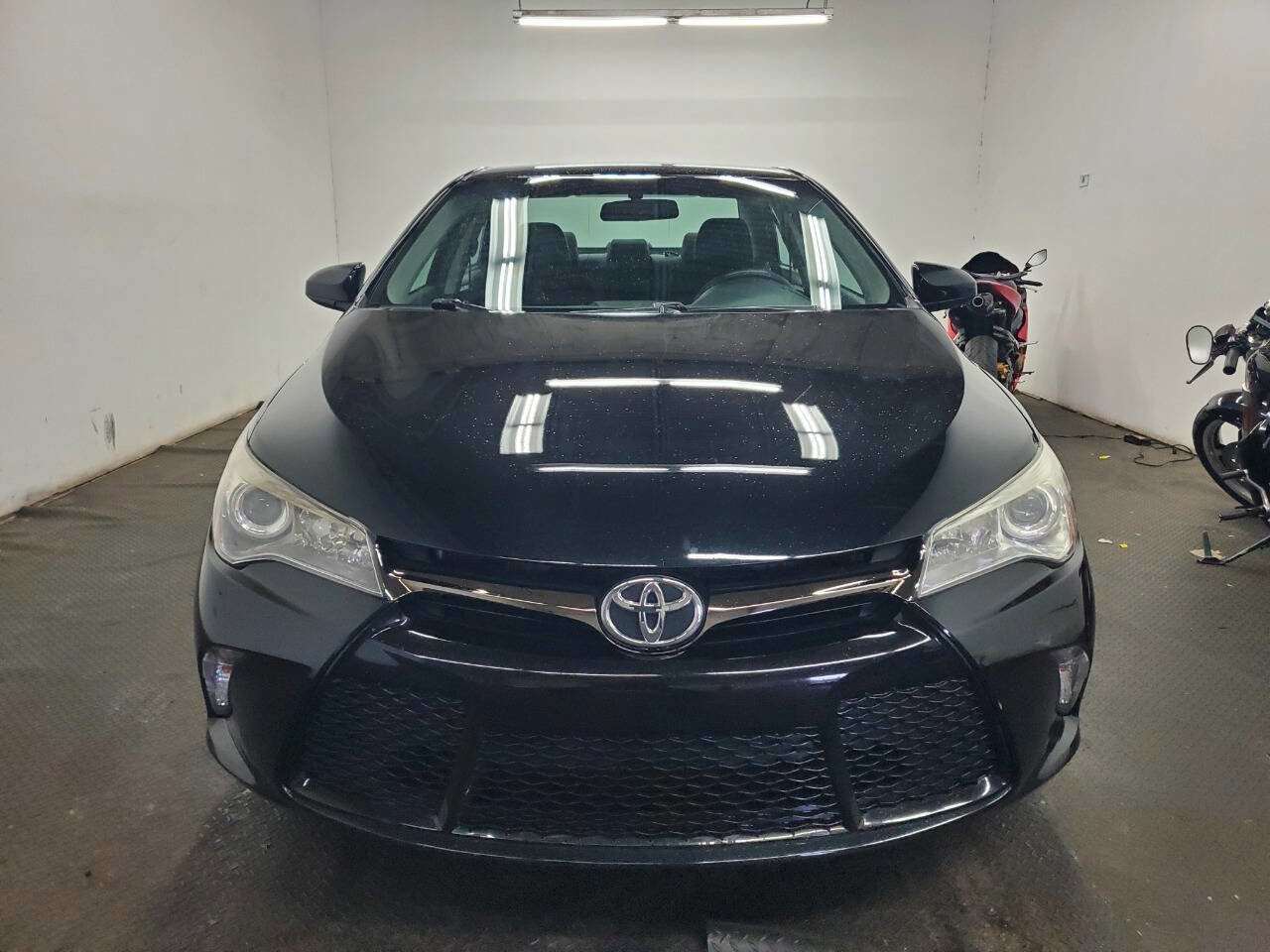 Used 2015 Toyota Camry SE FWD image 2