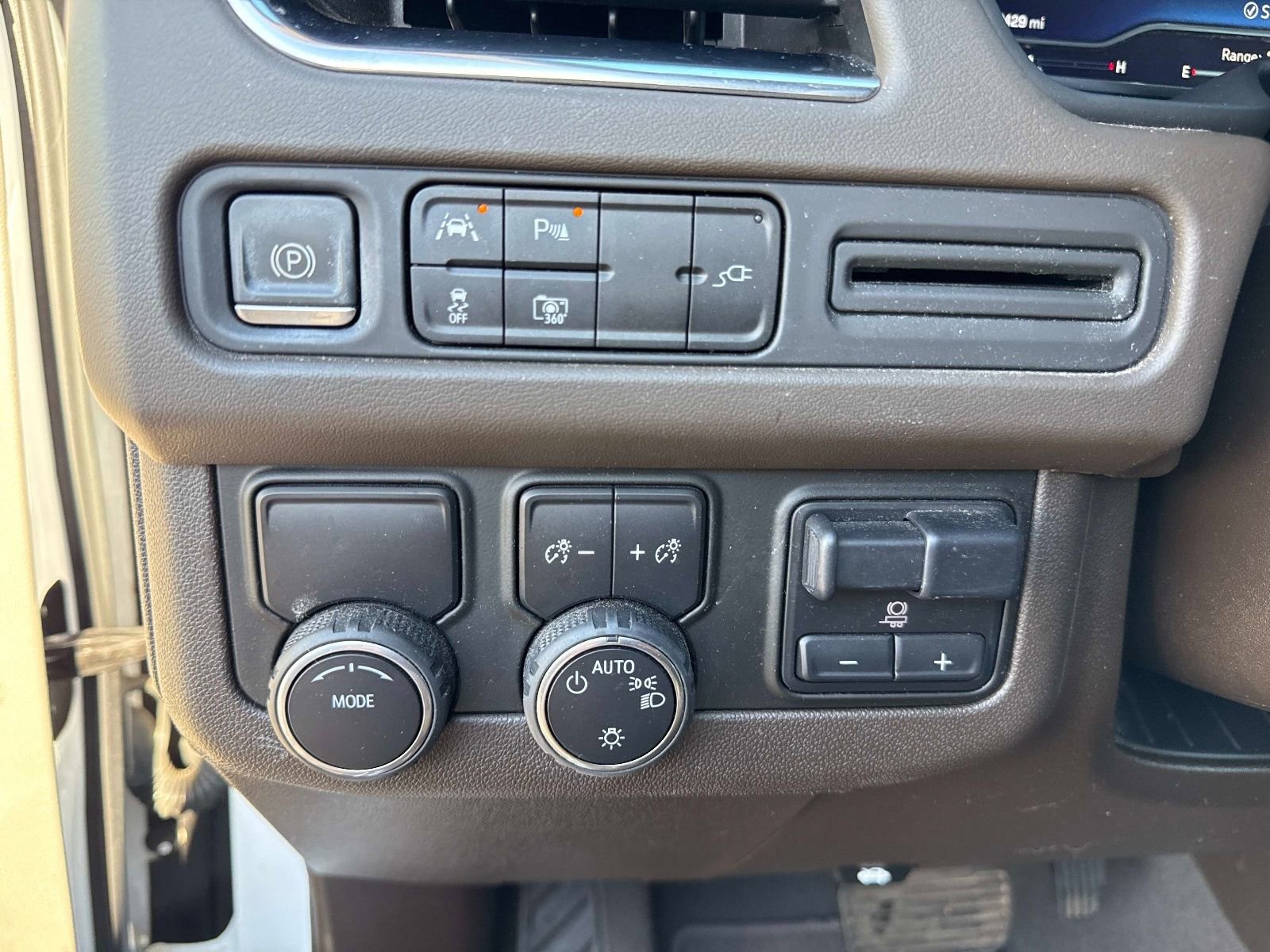 Used 2022 Chevrolet Tahoe LT w/ LT Signature Package image 31