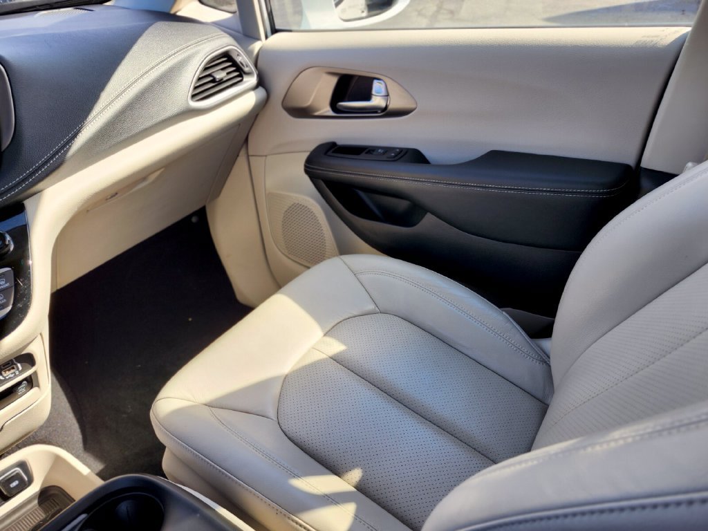 Used 2021 Chrysler Pacifica Touring-L w/ Uconnect Theater Family Group FWD image 15