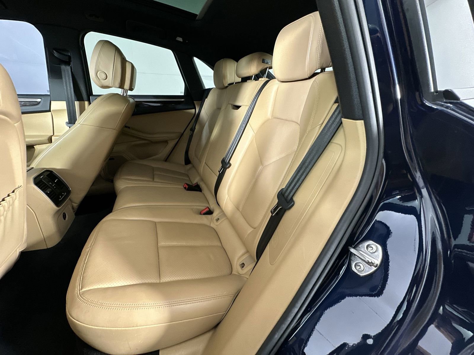 Used 2018 Porsche Macan AWD/4WD image 23