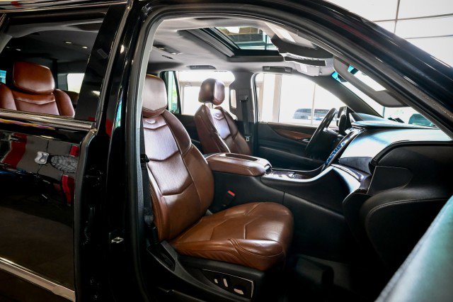Used 2018 Cadillac Escalade ESV Luxury AWD/4WD image 30