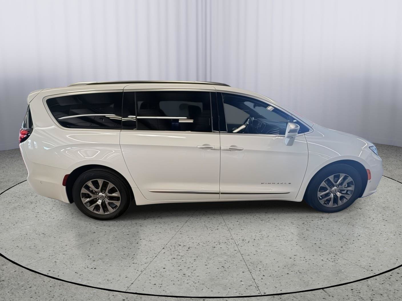 Used 2024 Chrysler Pacifica Pinnacle FWD image 3