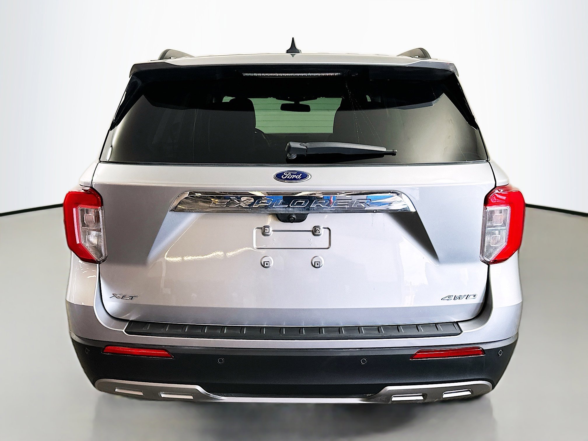 Used 2022 Ford Explorer XLT w/ Equipment Group 202A image 6