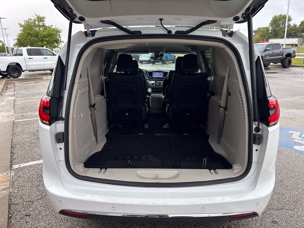 Used 2024 Chrysler Pacifica Limited FWD image 11