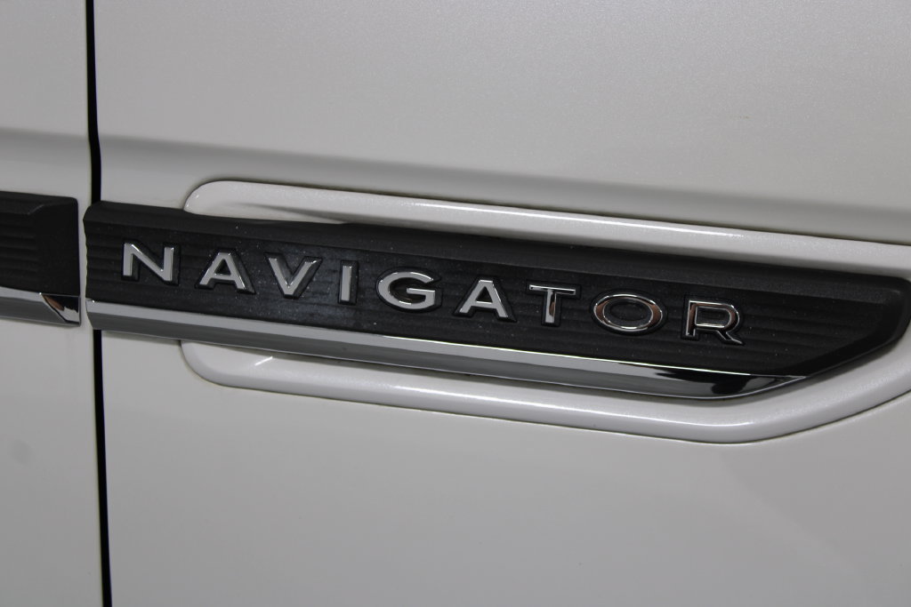Used 2023 Lincoln Navigator Reserve AWD/4WD image 12