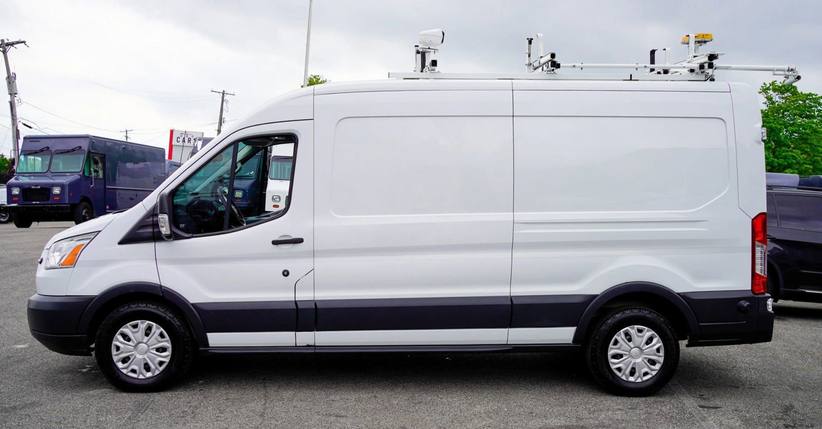 Used 2018 Ford Transit 250 148 Medium Roof w/ Exterior Upgrade Package RWD image 3
