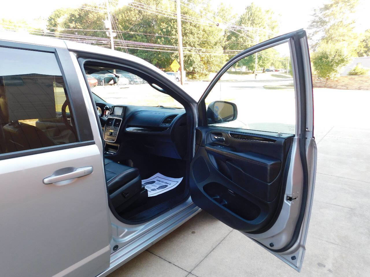 Used 2018 Dodge Grand Caravan GT image 27