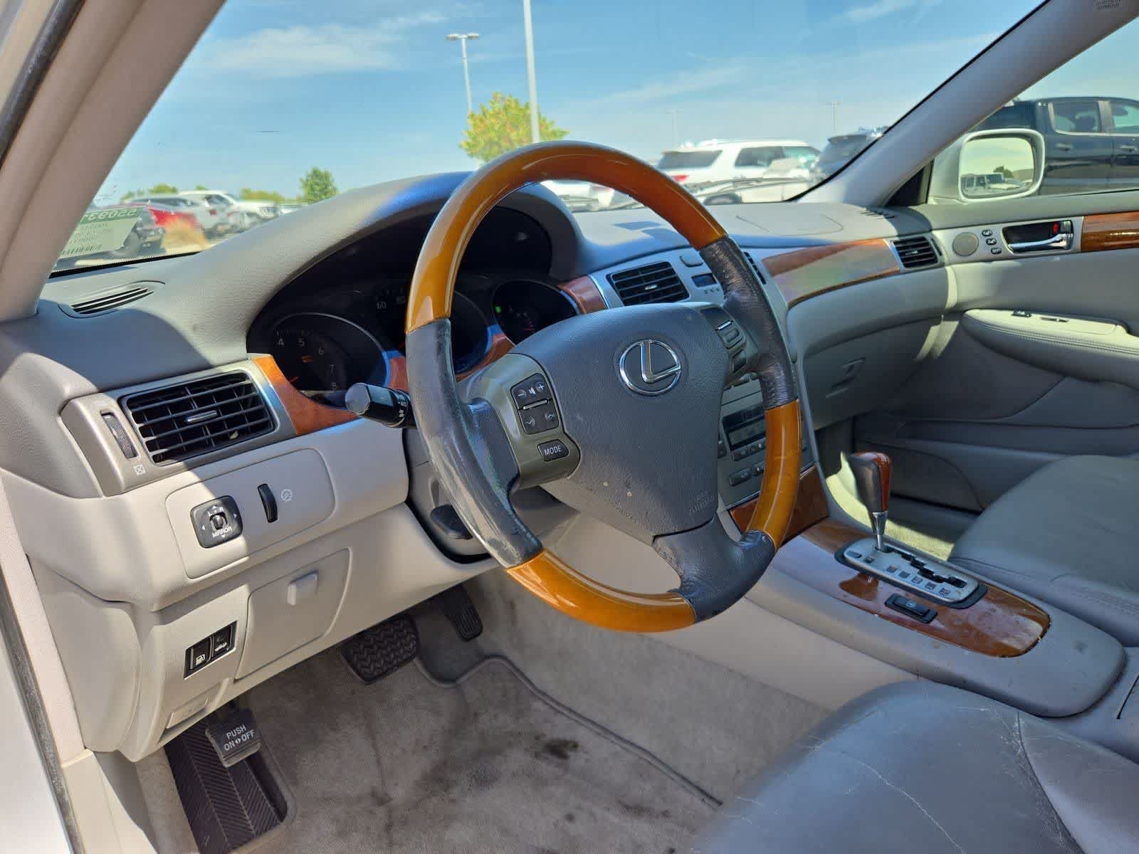 Used 2005 Lexus ES 330 w/ Preferred Accessory Pkg FWD image 2