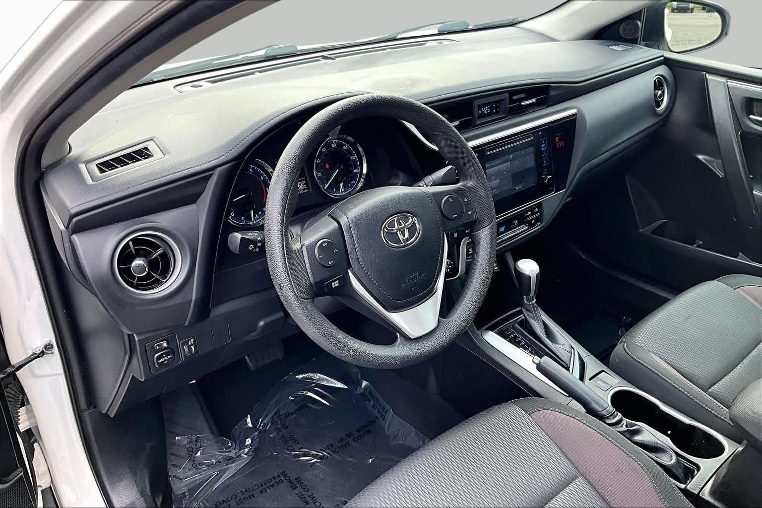 Used 2018 Toyota Corolla LE FWD image 17
