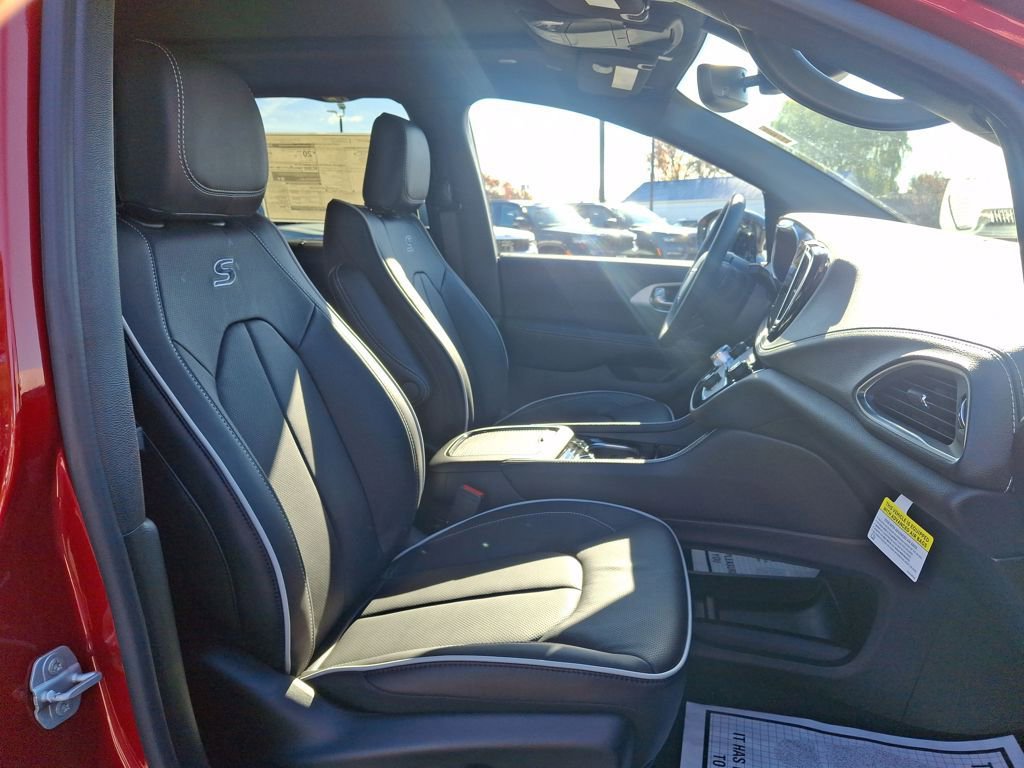New 2026 Chrysler Pacifica Limited w/ S Appearance Package image 13