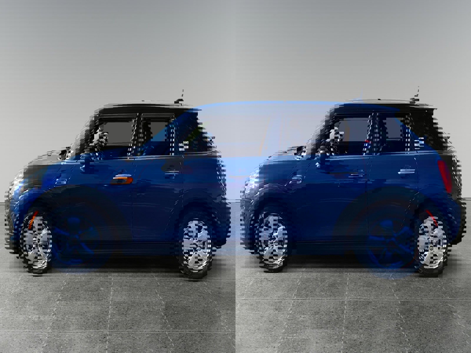 Used 2016 MINI Cooper 4-Door Hardtop image 2