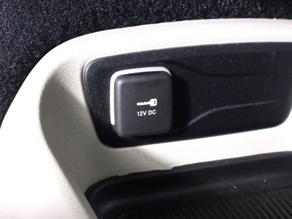 Used 2022 Chrysler Voyager LX image 25
