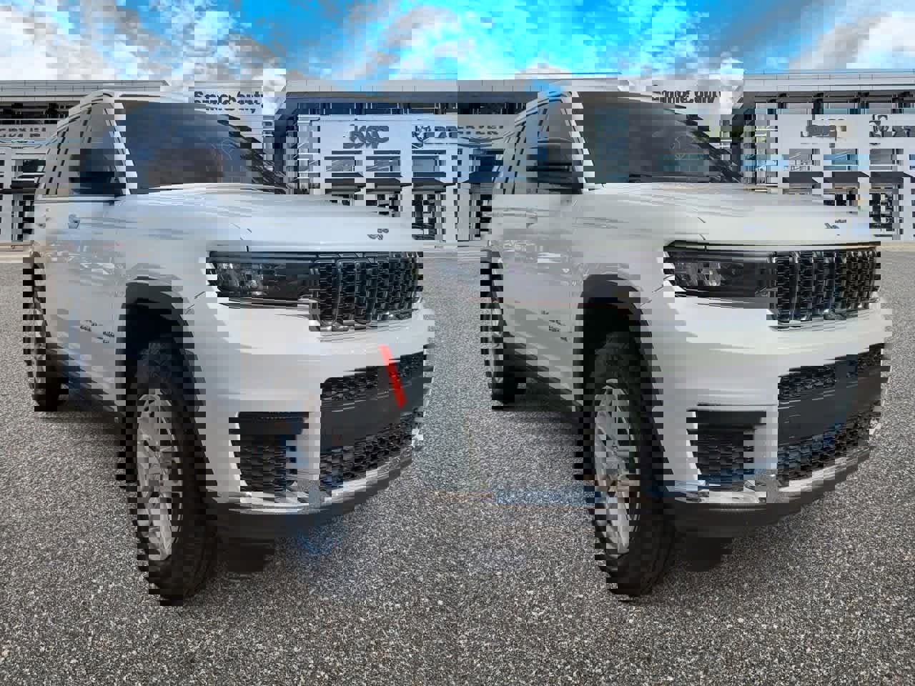 Used 2023 Jeep Grand Cherokee L Laredo image 2