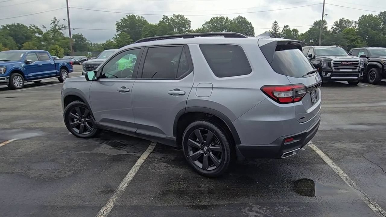 Used 2025 Honda Pilot Sport image 7