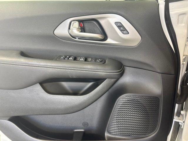 Used 2025 Chrysler Pacifica Select FWD image 16