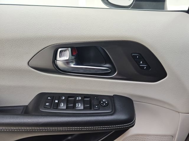Used 2023 Chrysler Pacifica Touring-L FWD image 28