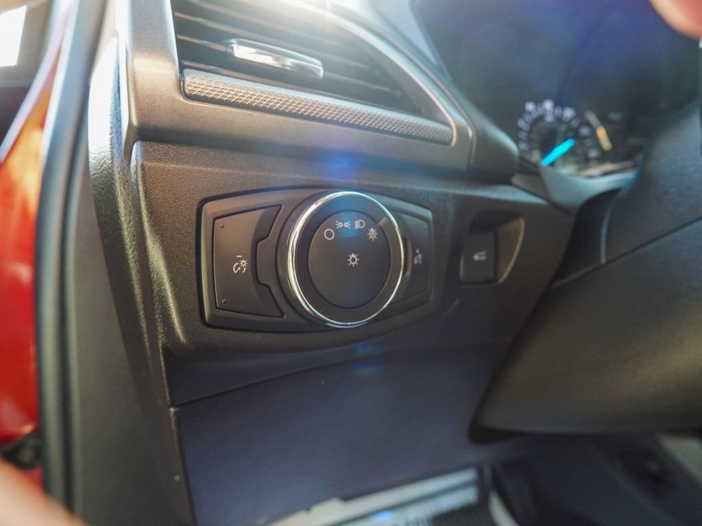 Used 2018 Ford Fusion SE w/ Fusion SE Technology Package FWD image 16