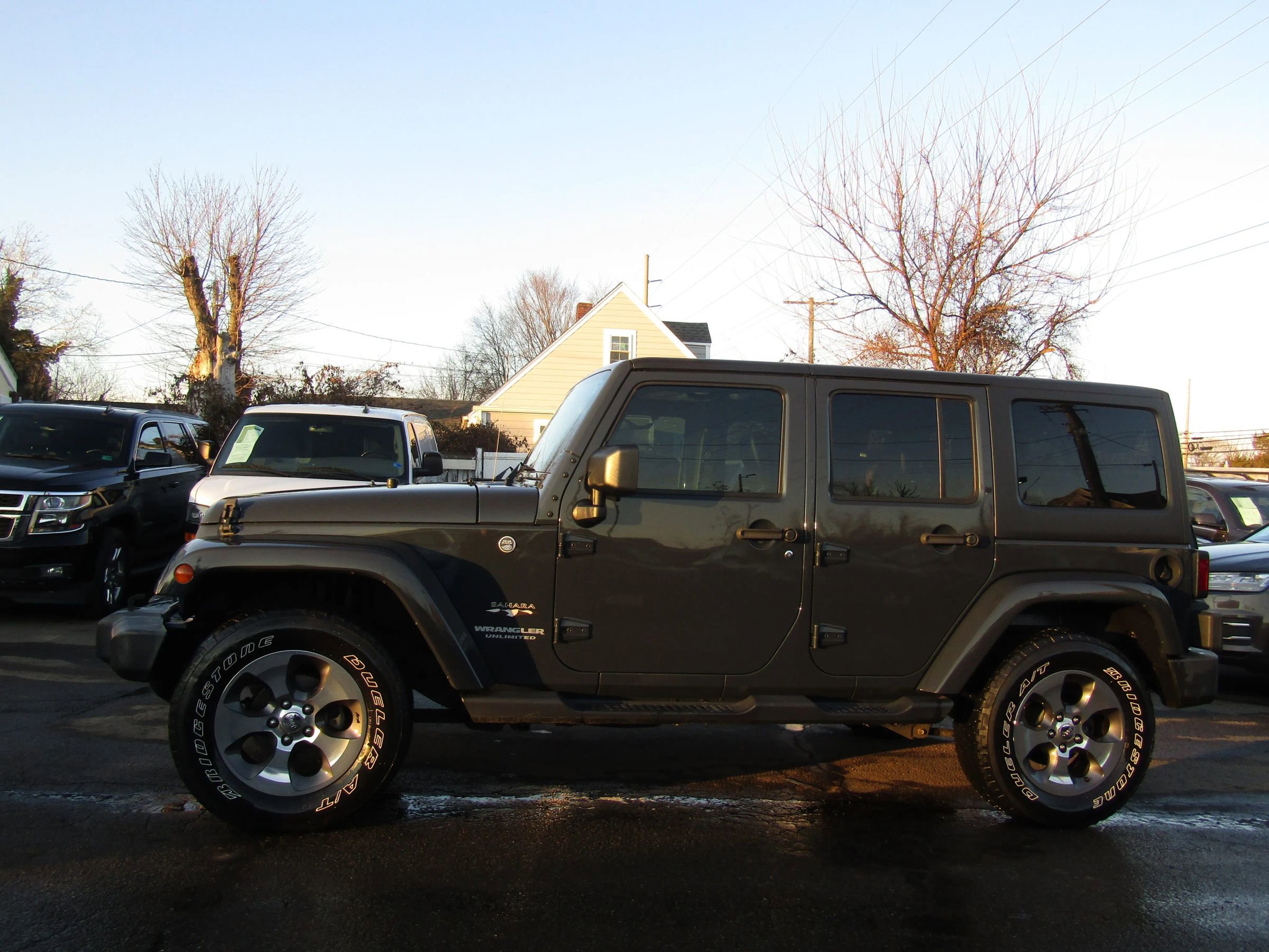 Used 2017 Jeep Wrangler Unlimited Sahara w/ Connectivity Group AWD/4WD image 4
