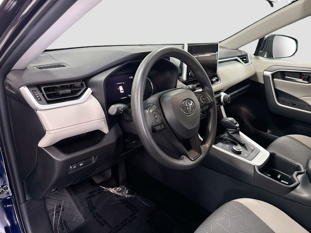 Used 2024 Toyota RAV4 XLE AWD/4WD image 5