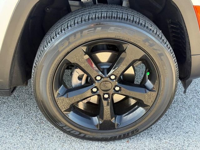 Used 2024 Jeep Grand Cherokee Altitude image 7