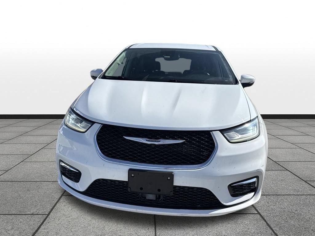 Used 2023 Chrysler Pacifica Touring-L FWD image 2
