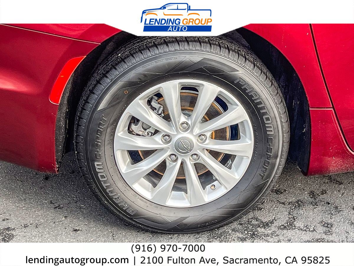 Used 2018 Chrysler Pacifica Touring-L image 10