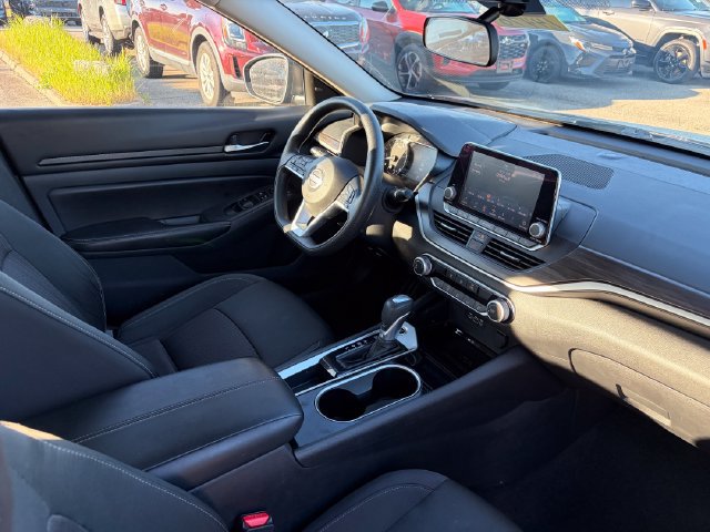 Used 2024 Nissan Altima 2.5 SV FWD image 24