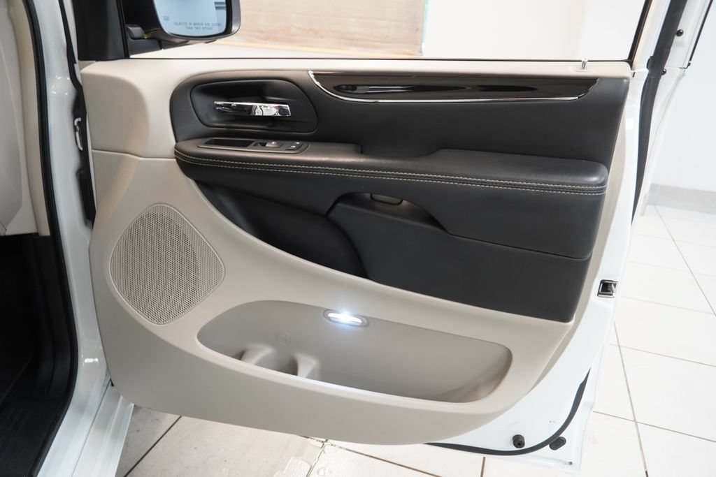 Used 2014 Chrysler Town & Country Touring-L FWD image 34