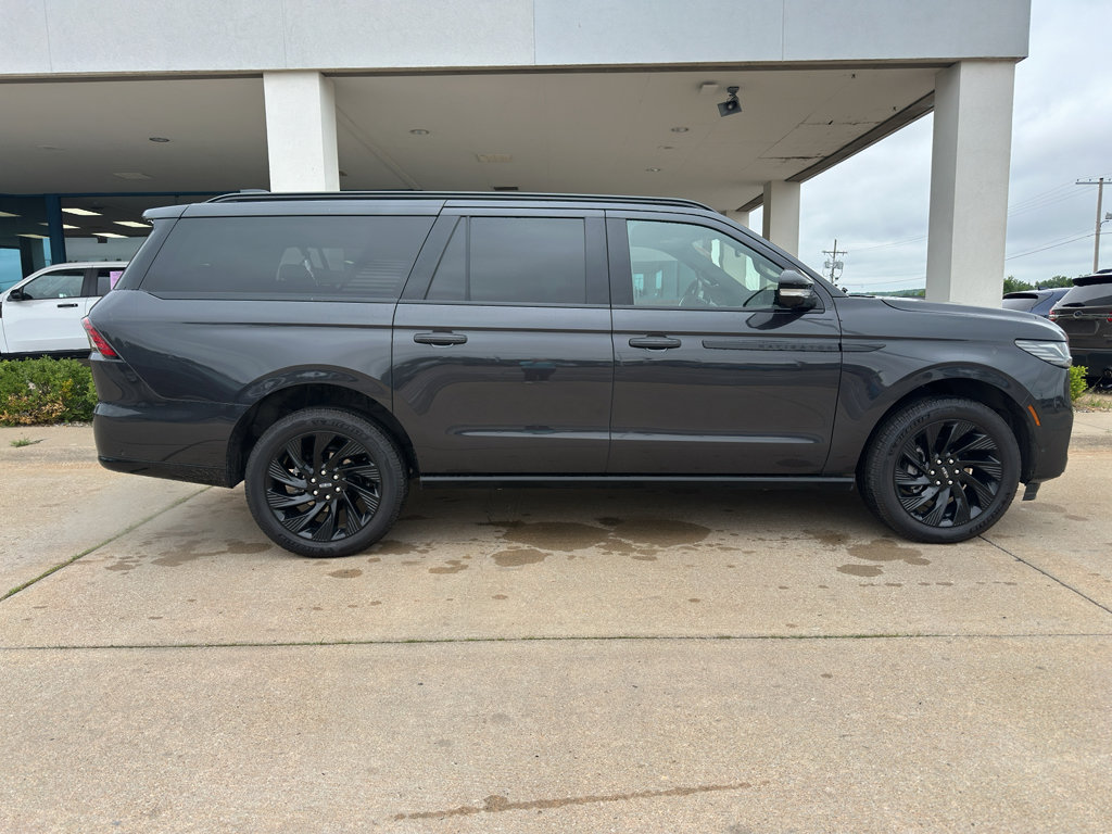 Used 2025 Lincoln Navigator L Reserve w/ Jet Appearance Package AWD/4WD image 7
