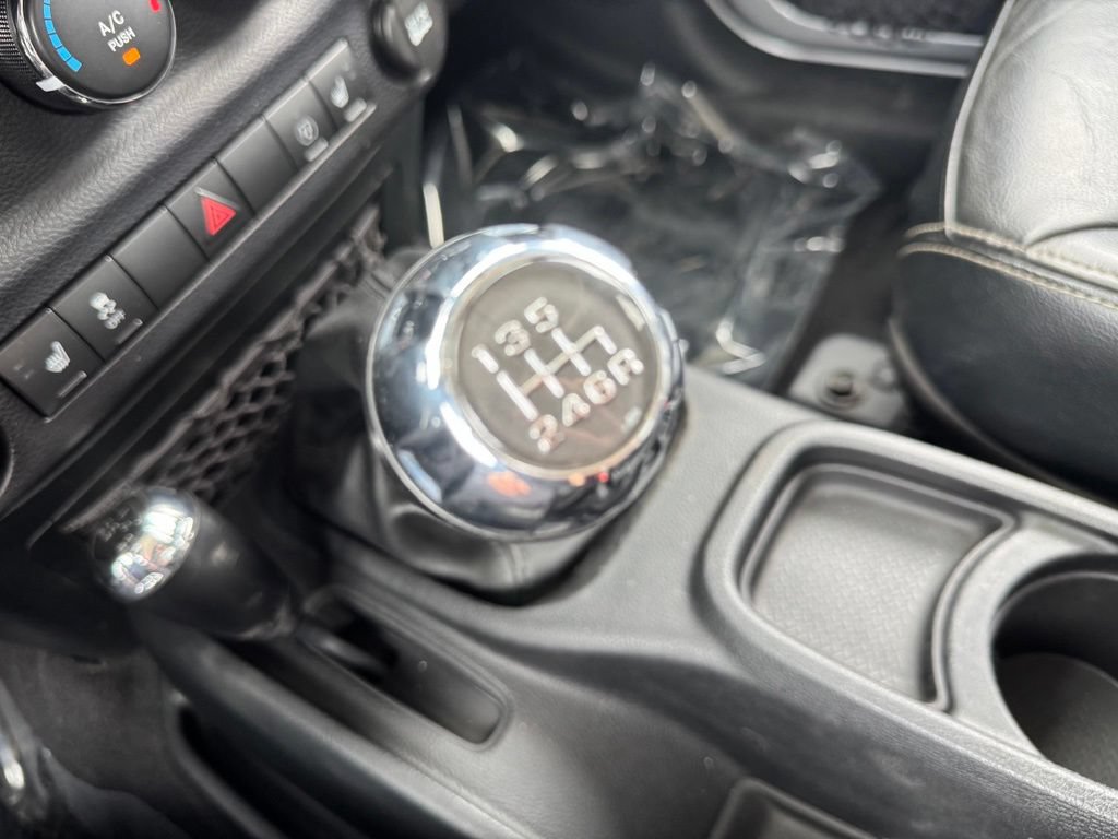 Used 2015 Jeep Wrangler Unlimited Rubicon AWD/4WD image 13