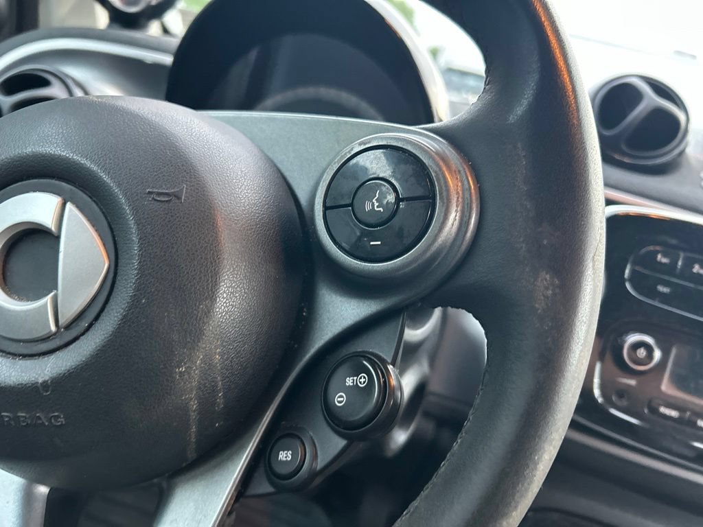Used 2016 smart fortwo passion RWD image 18