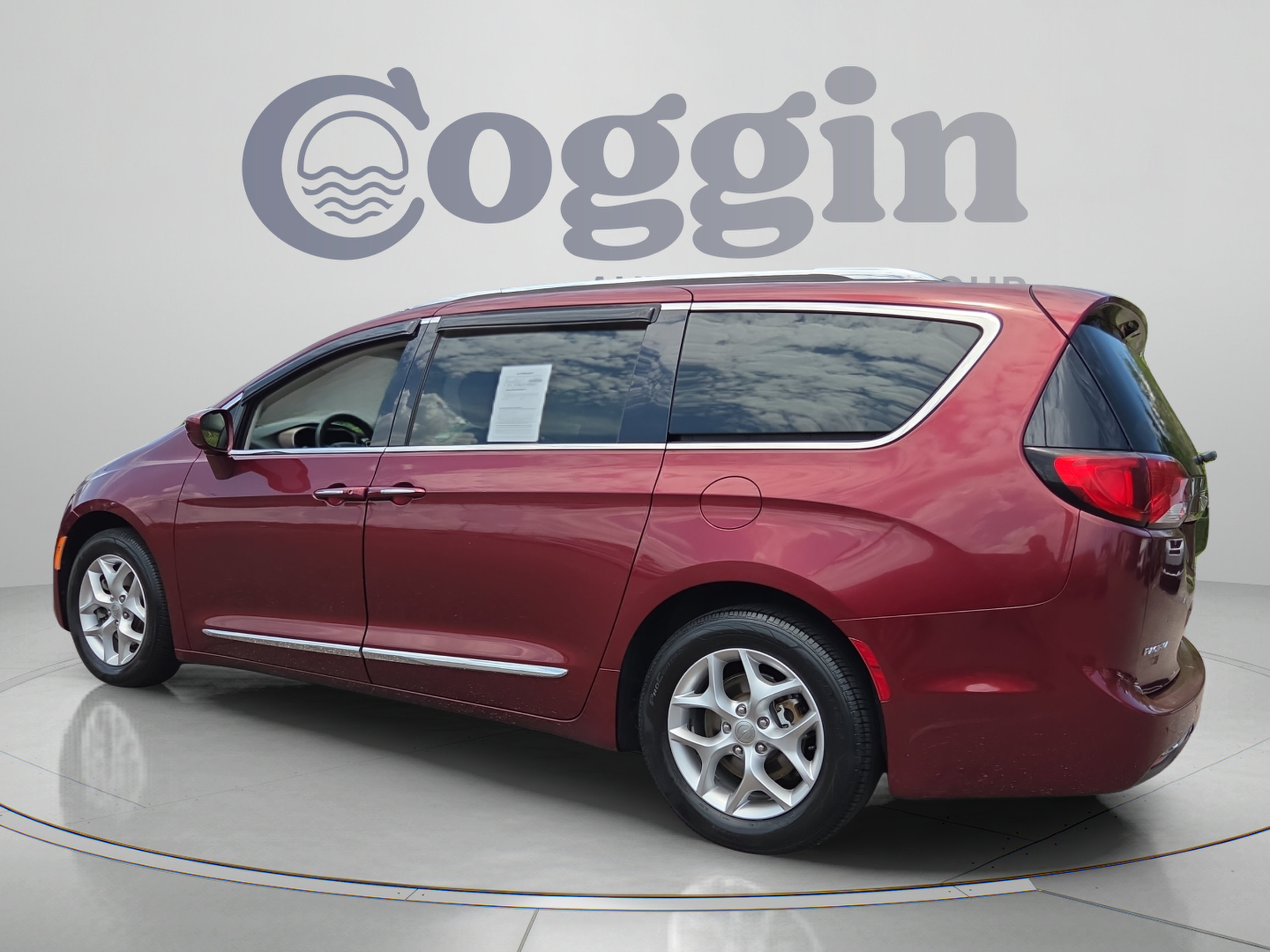 Used 2018 Chrysler Pacifica Touring-L w/ Tire & Wheel Group FWD image 3