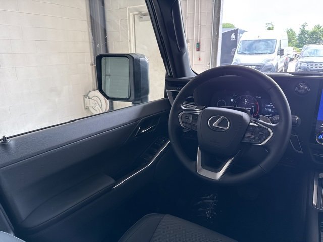 Used 2025 Lexus GX 550 w/ Cold Area Package image 39