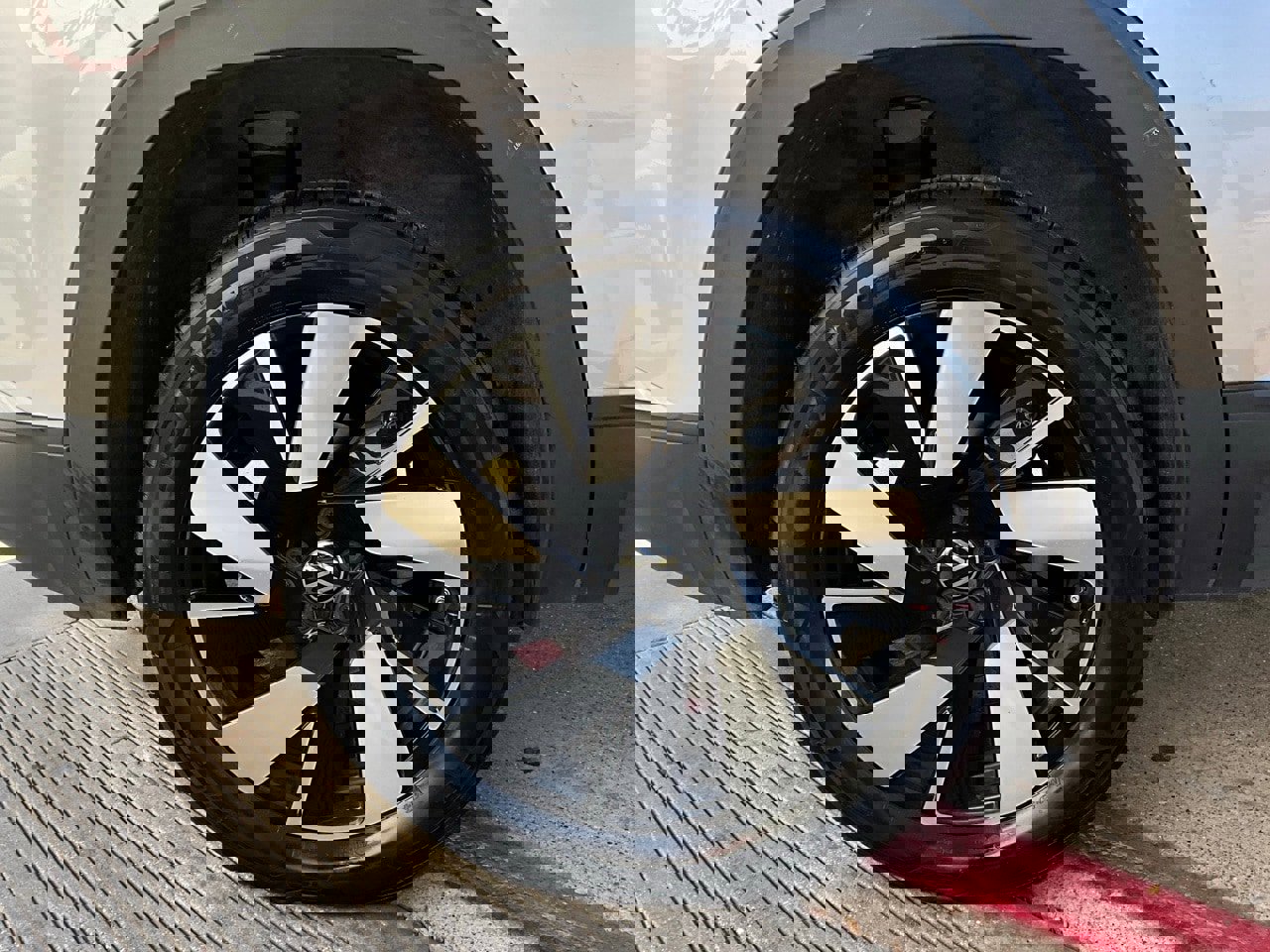 Used 2025 Volkswagen Atlas Cross Sport SE image 9