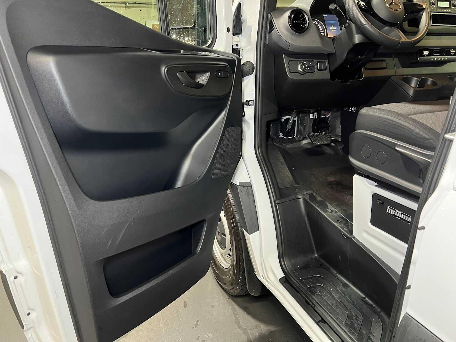 Used 2025 Mercedes-Benz Sprinter 2500 image 20