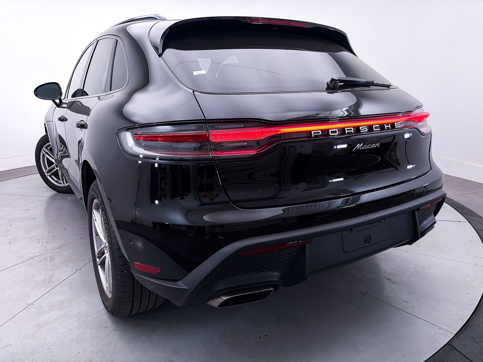 Used 2024 Porsche Macan w/ Premium Plus Package AWD/4WD image 11