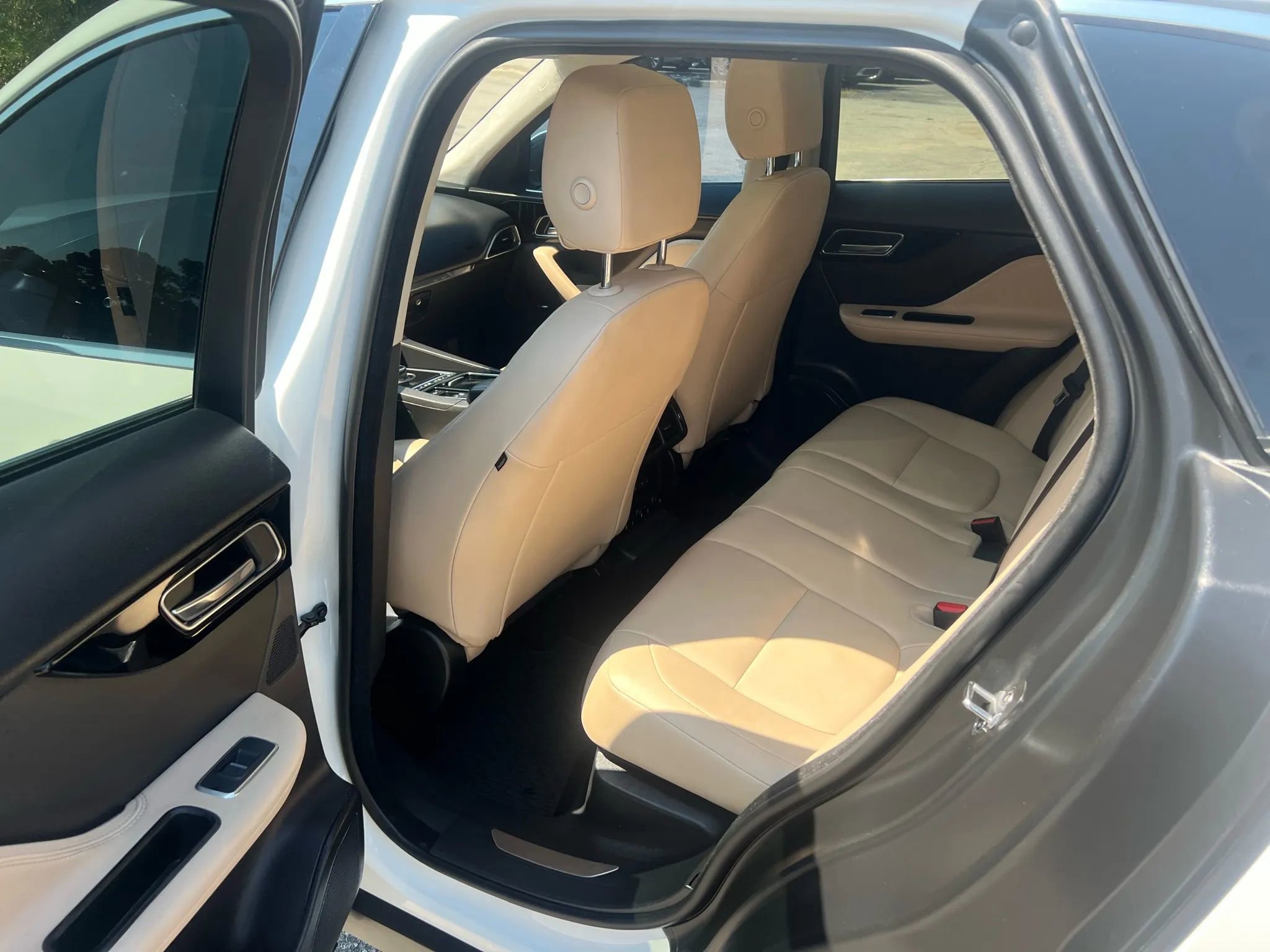 Used 2020 Jaguar F-PACE Premium image 2