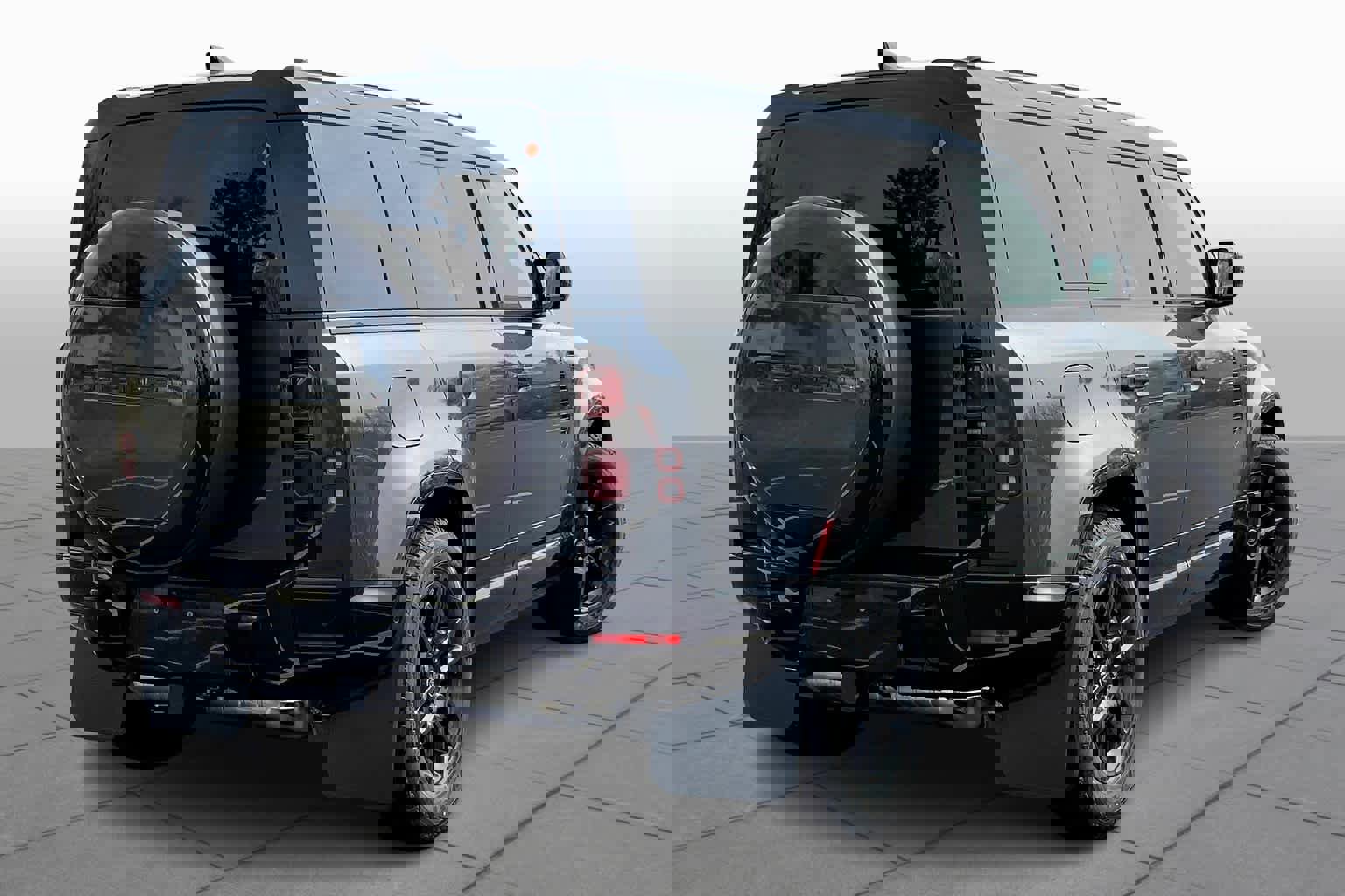 Used 2025 Land Rover Defender 110 X-Dynamic SE image 3