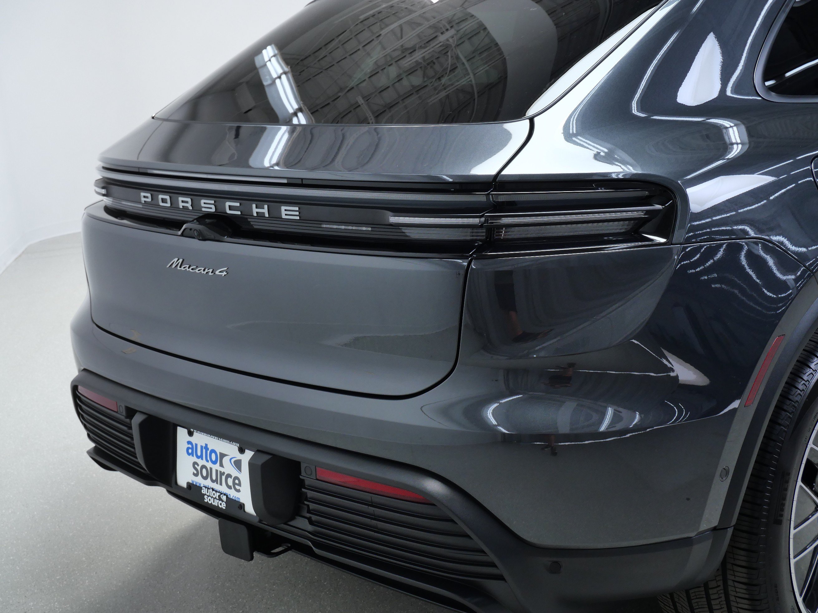 Used 2025 Porsche Macan 4 Electric w/ Premium Package AWD/4WD image 5
