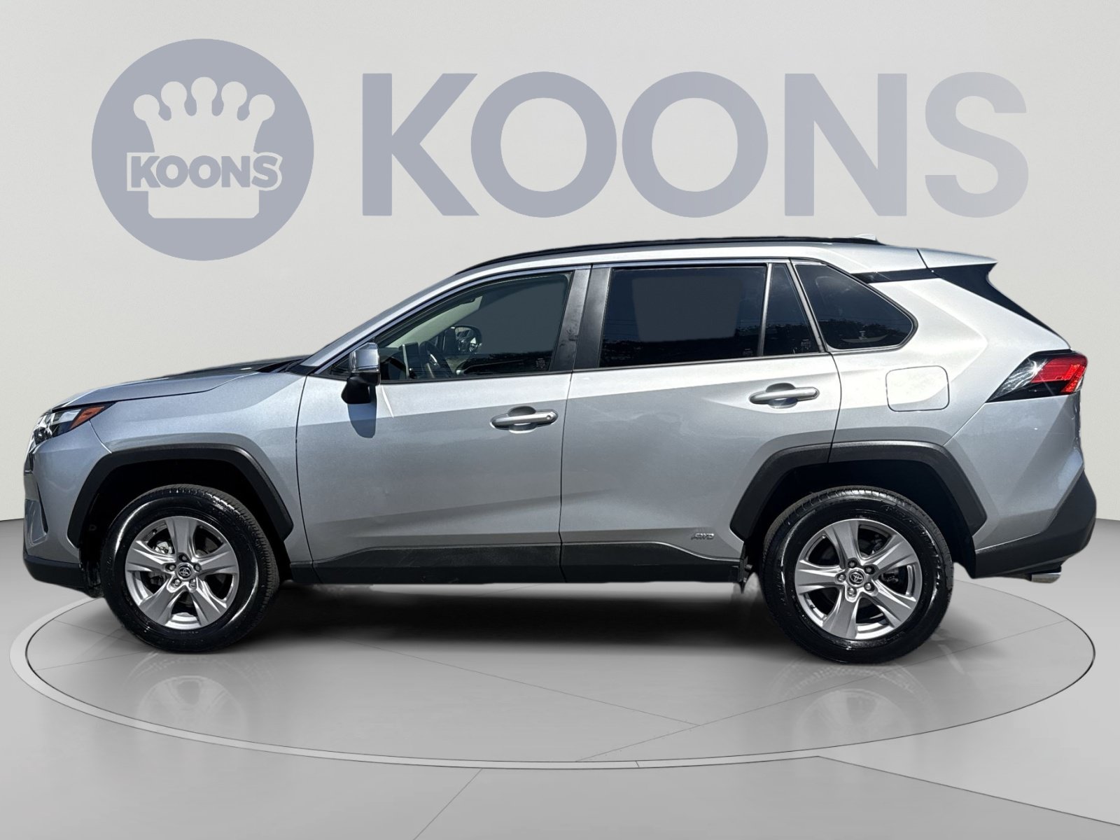Used 2025 Toyota RAV4 XLE AWD/4WD image 2