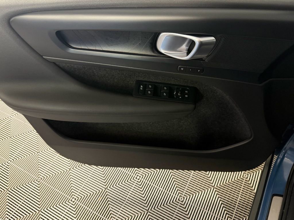 Used 2023 Volvo XC40 Recharge Plus image 25