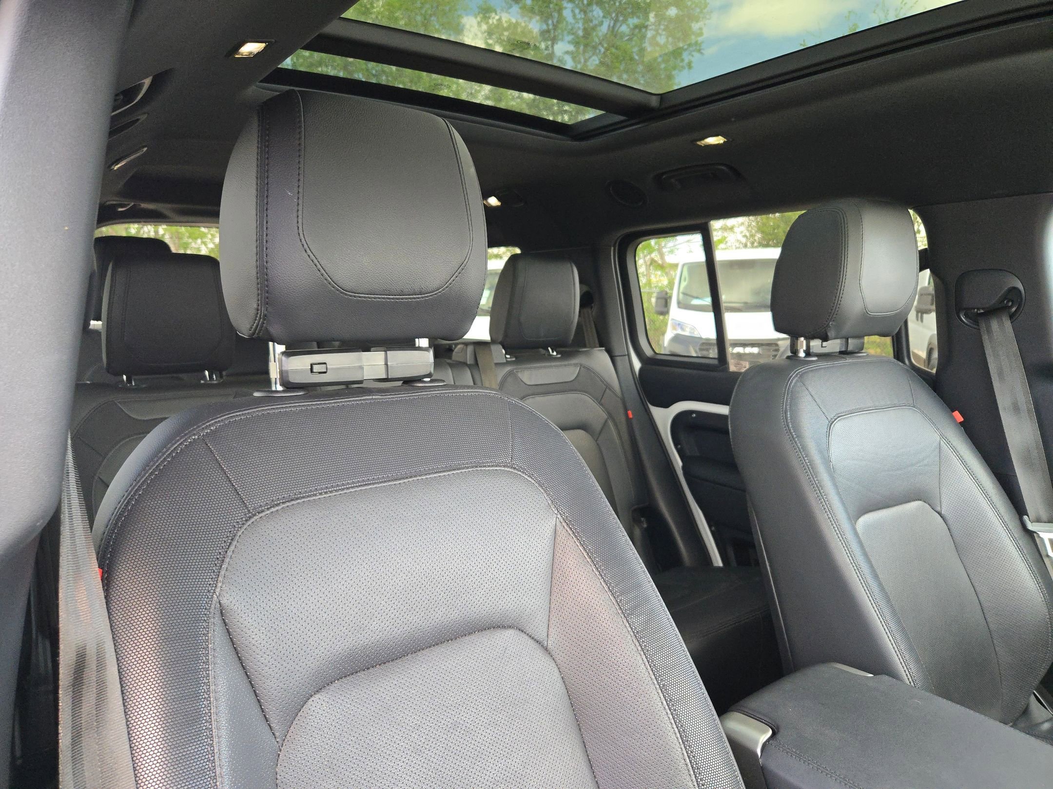 Used 2024 Land Rover Defender 130 X-Dynamic SE image 34