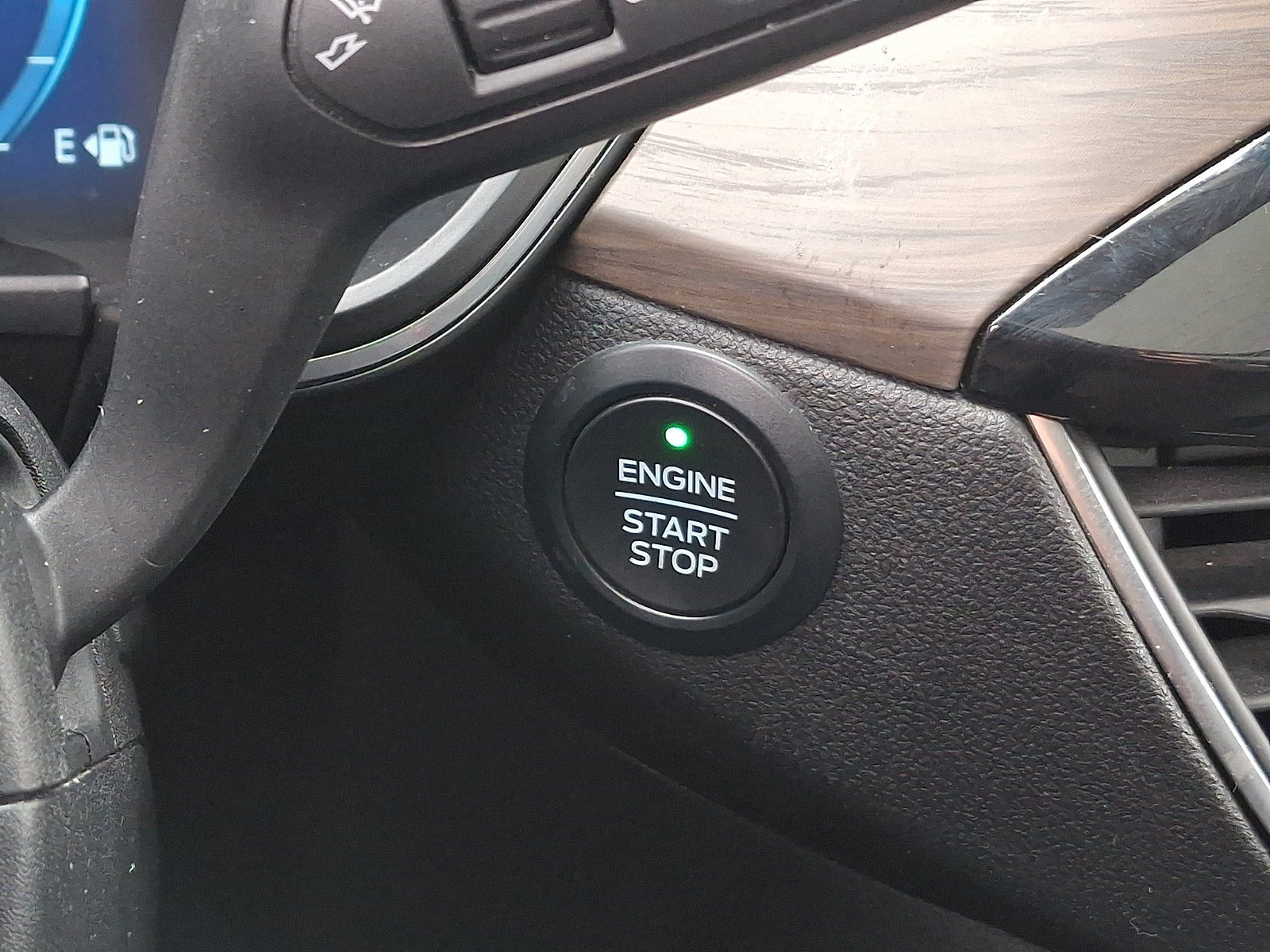 Used 2020 Ford Escape Titanium image 23